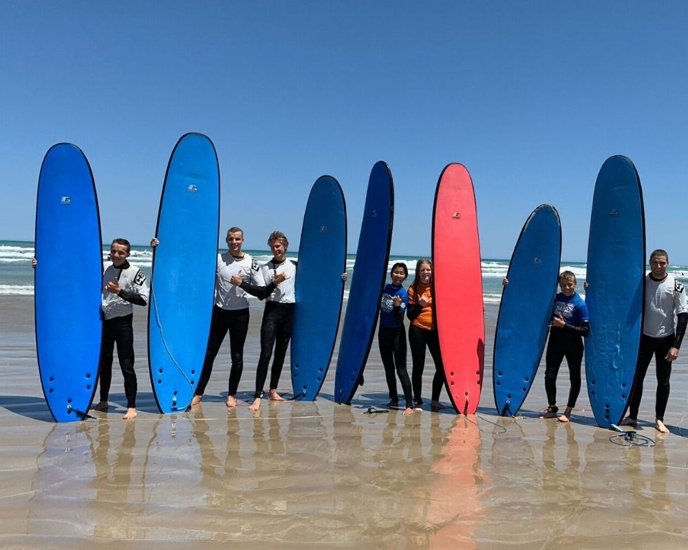 Equipo de surf en la playa