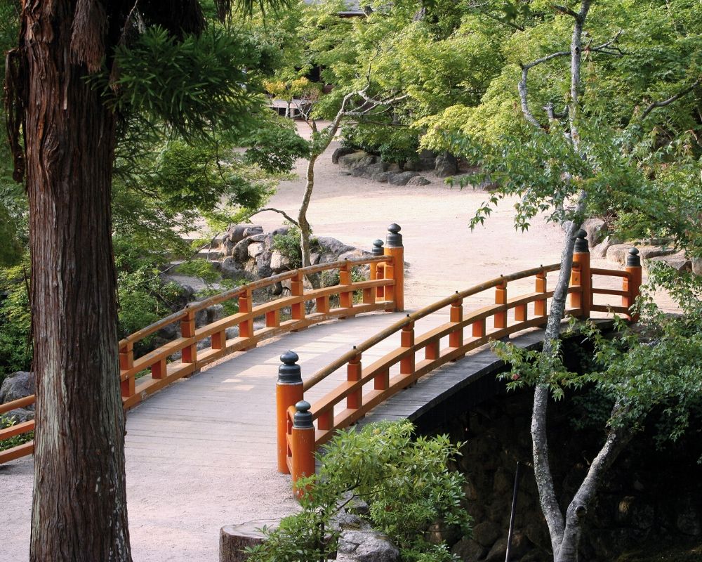 Jardín japonés con puente naranja