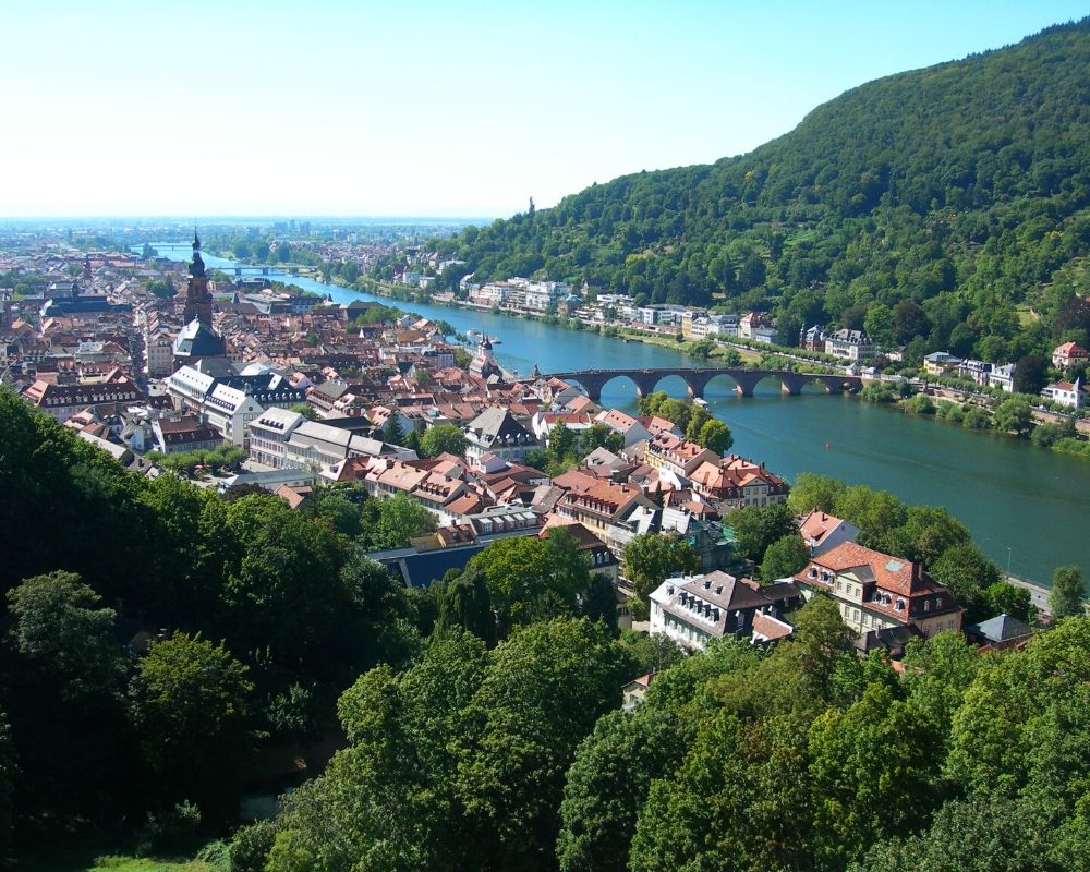 Ciudad alemana sobre el río vista desde arriba
