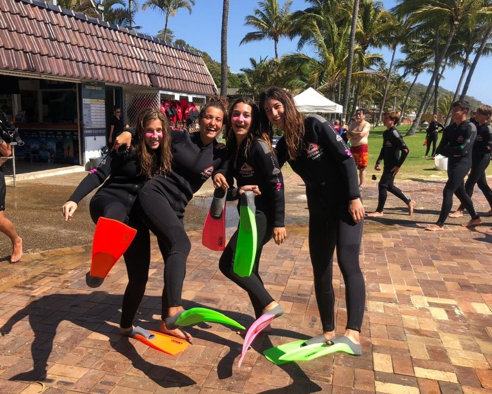 grupo de chicas con trajes de neopreno listas para bucear en australia