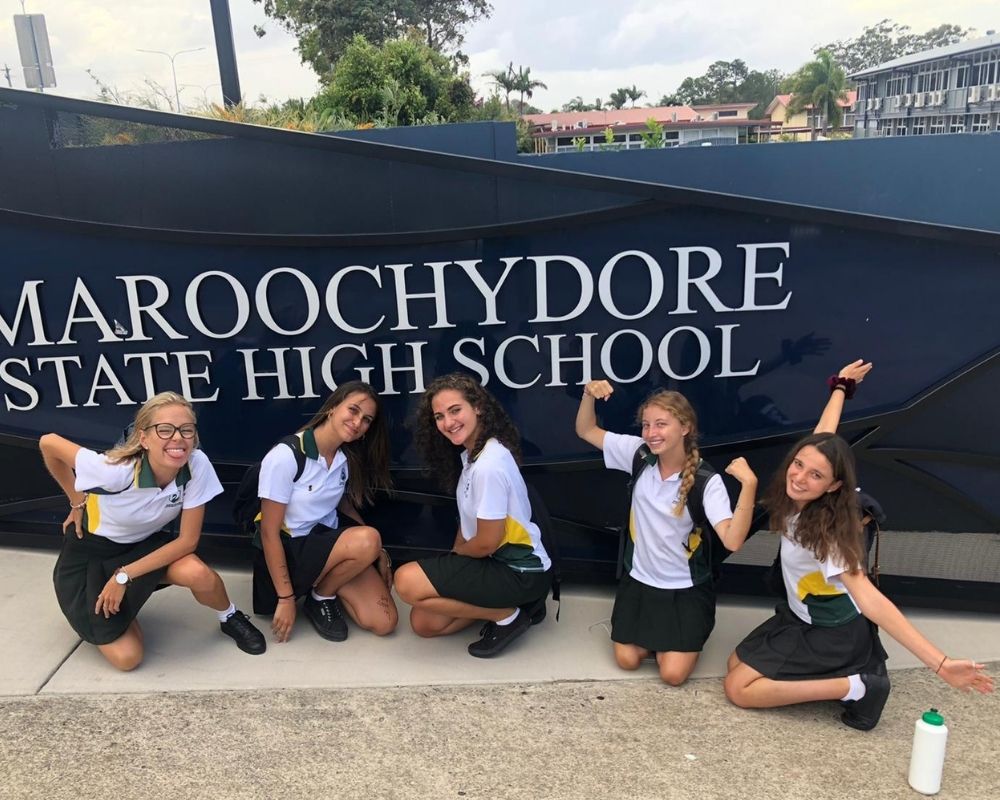 chicas con uniforme escolar delante de su instituto australiano