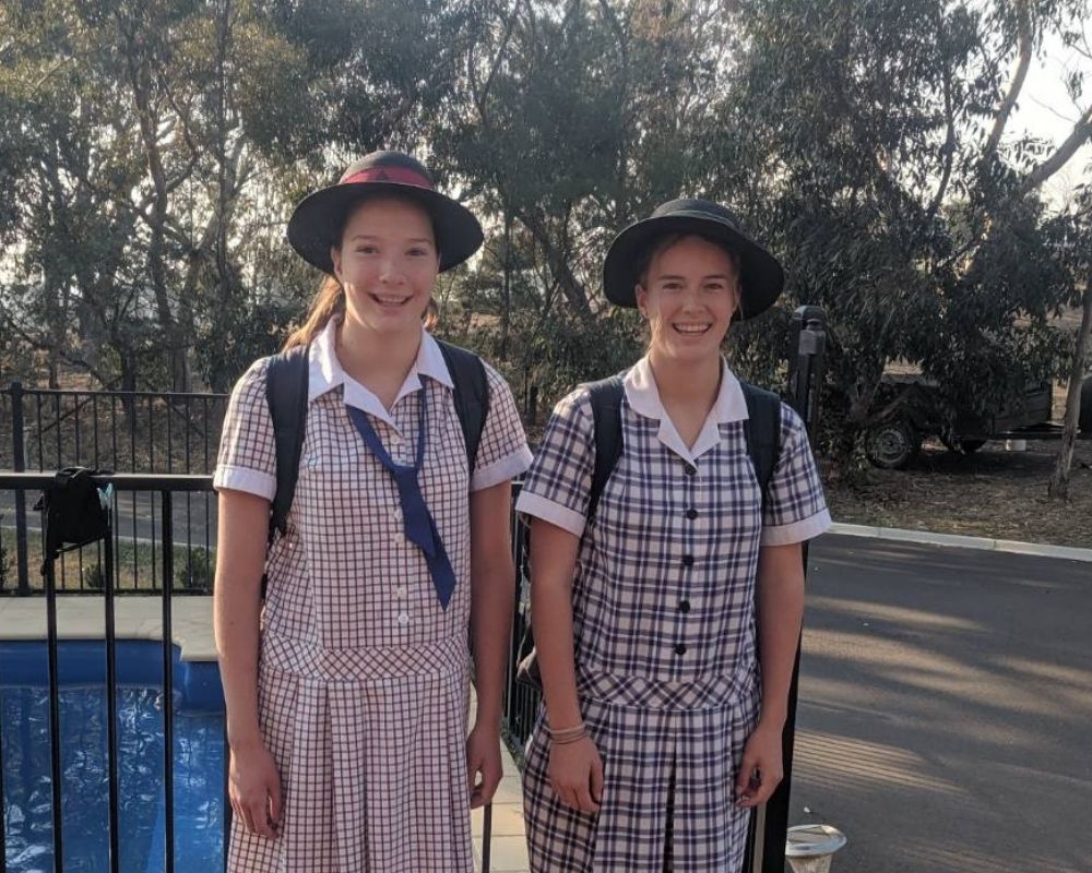 estudiantes con sus uniformes de secundaria australianos