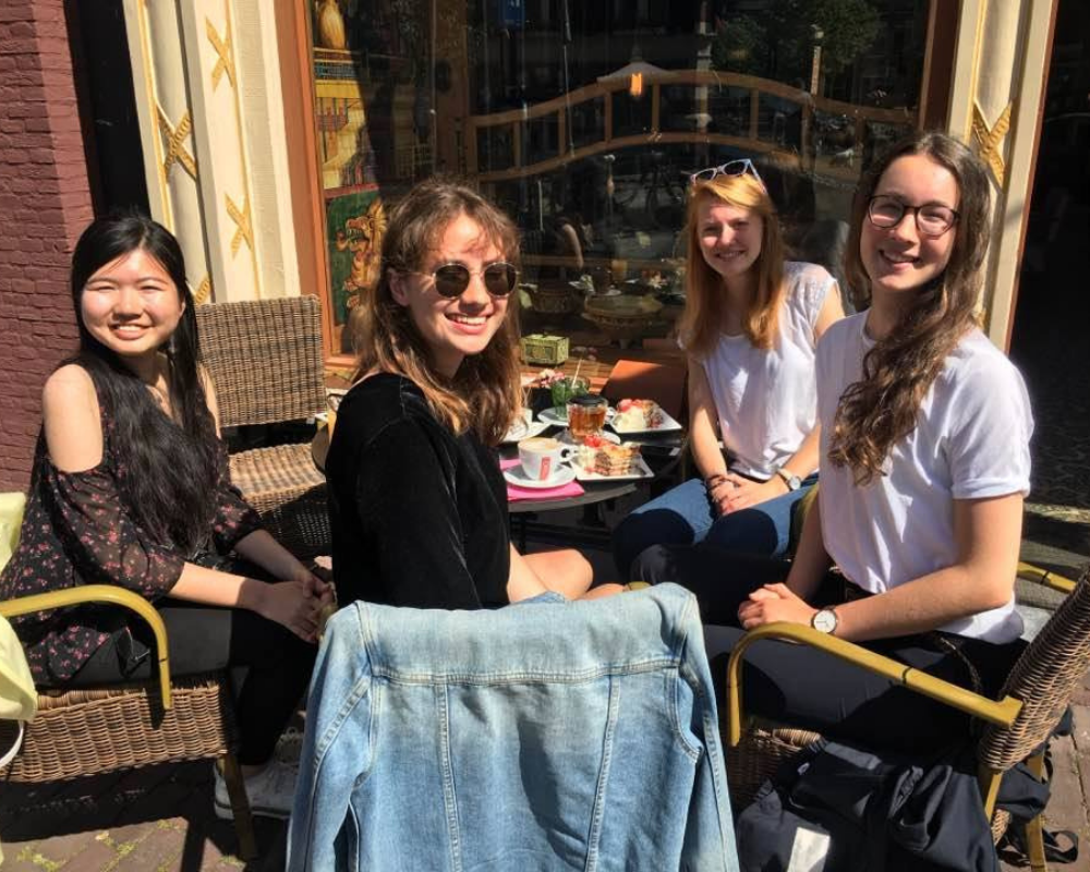 Chicas sentadas a la mesa en un bar de Holanda