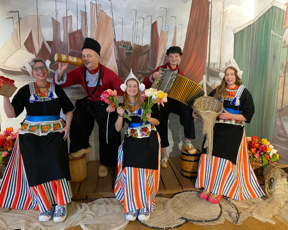 Familia vestida con ropa tradicional holandesa