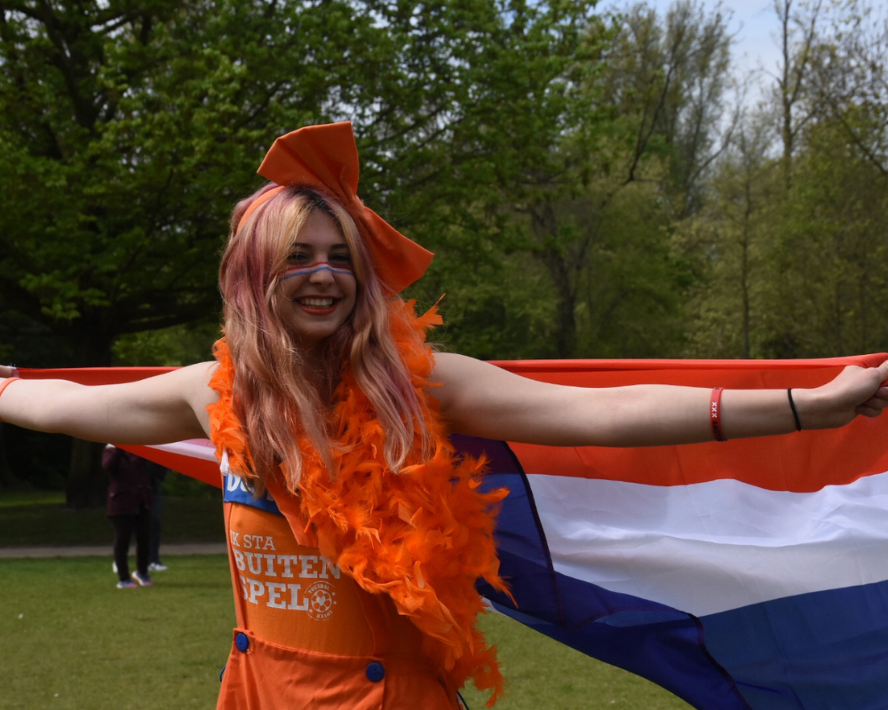 Un estudiante italiano en los Países Bajos luce con orgullo la bandera holandesa