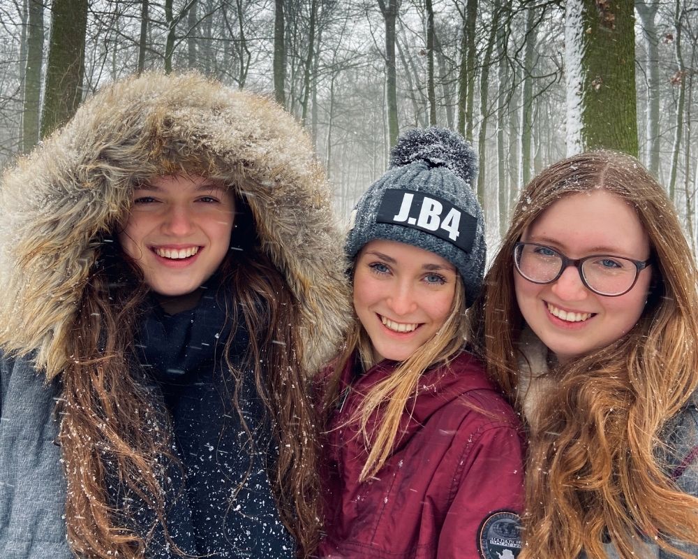 Chicas en la nieve durante un año en el extranjero con WEP