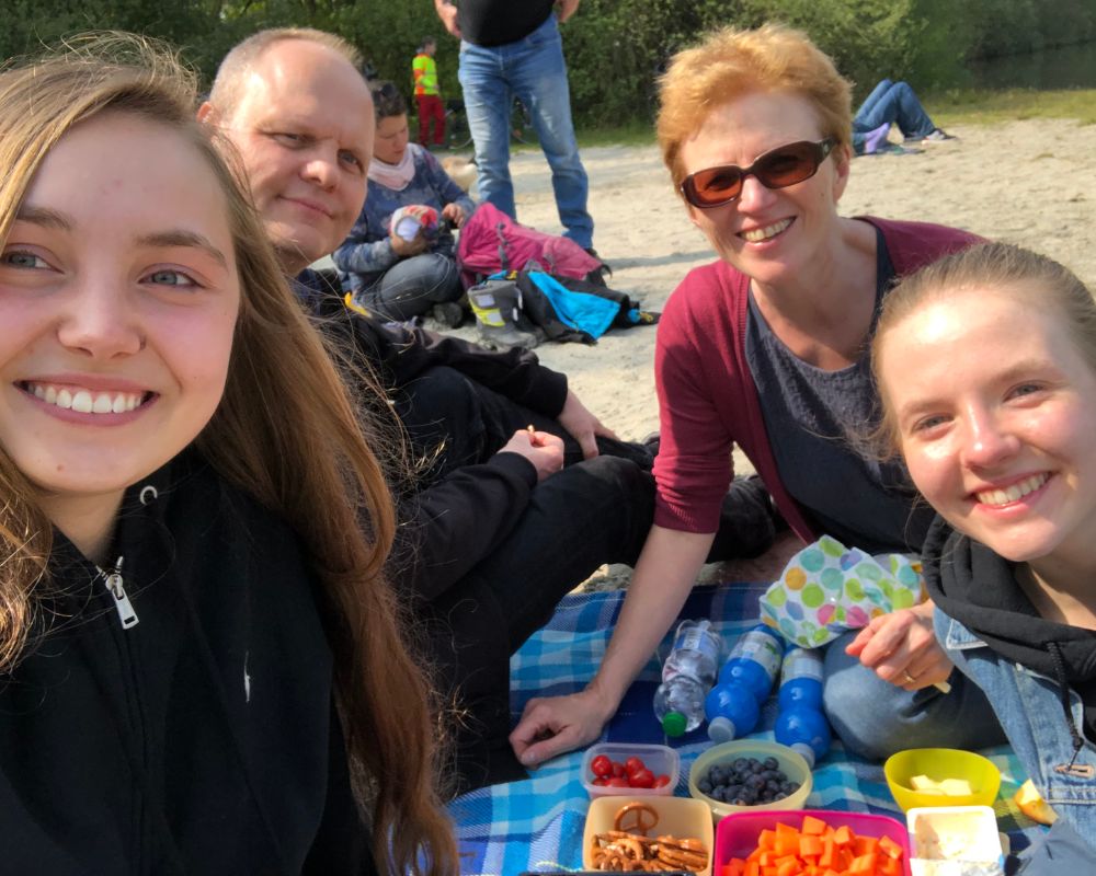 Chica española con una familia alemana en el parque durante su año escolar en el extranjero