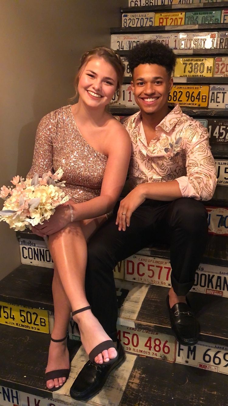 Un ragazzo e una ragazza in posa per il prom delle loro high school americana
