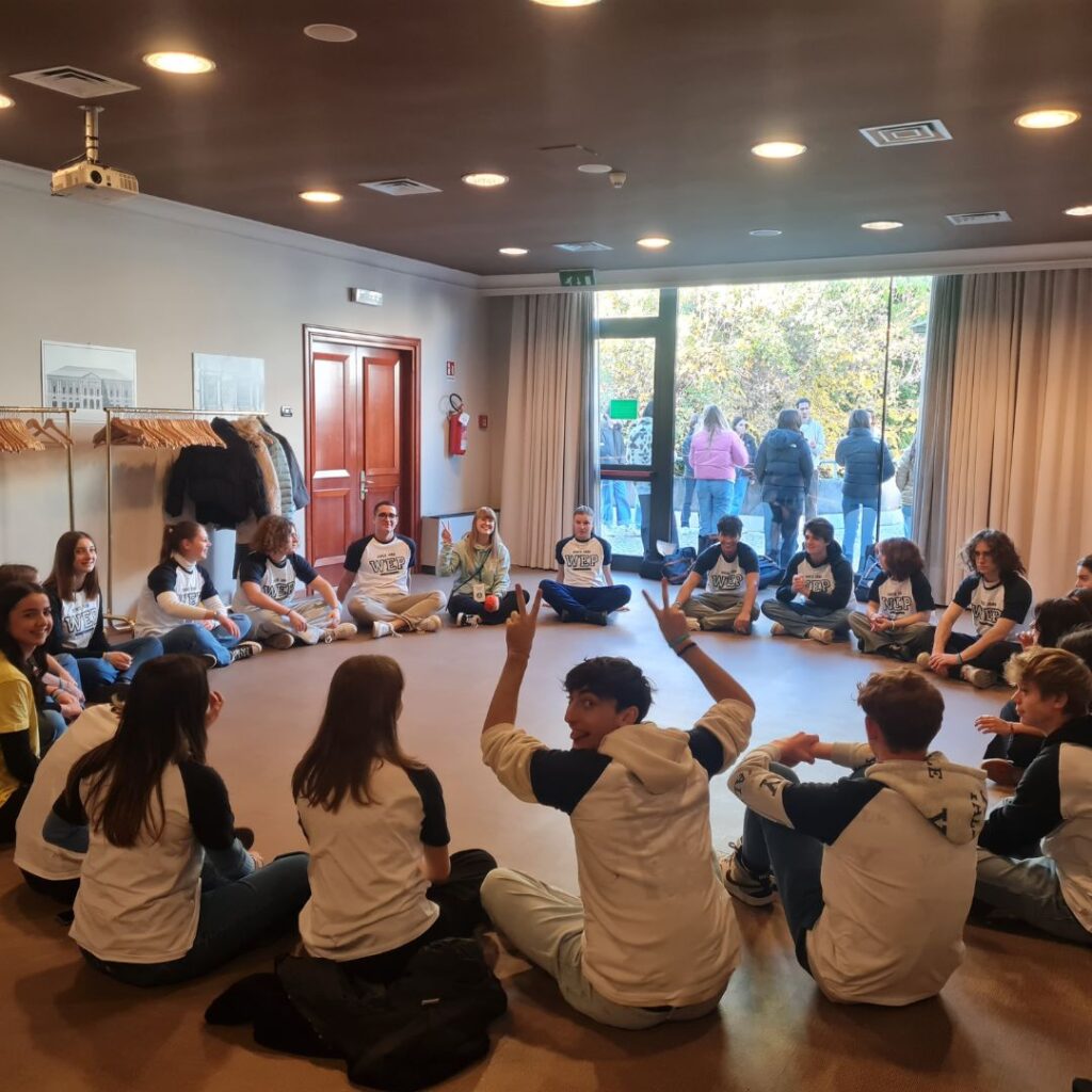 groupe de participants WEP assis en cercle dans une salle lors d'un atelier organisé pendant l'orientation WEP