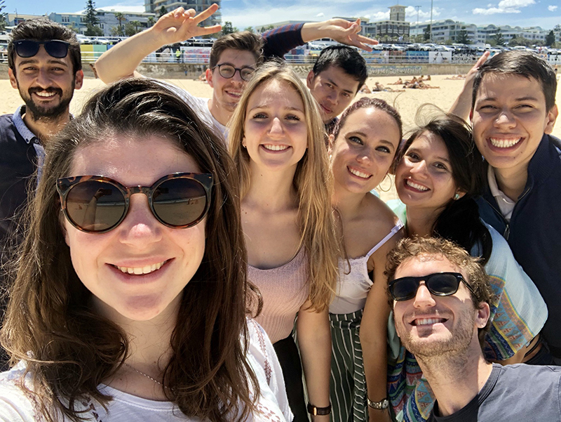 Un groupe de jeunes se prend en selfie sur une plage des États-Unis.
