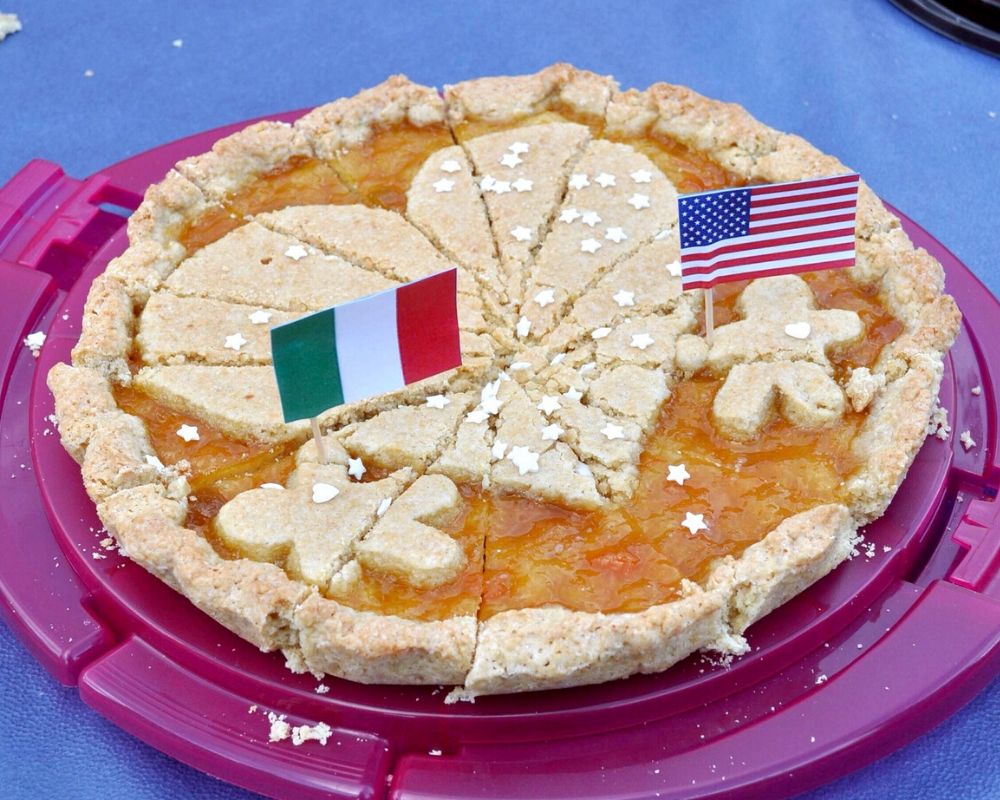 torta fatta in casa con bandierine Italia USA