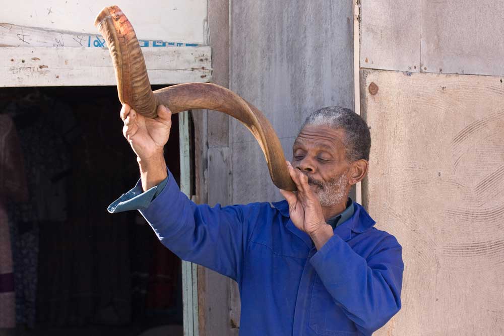 uomo con corno in namibia - nama