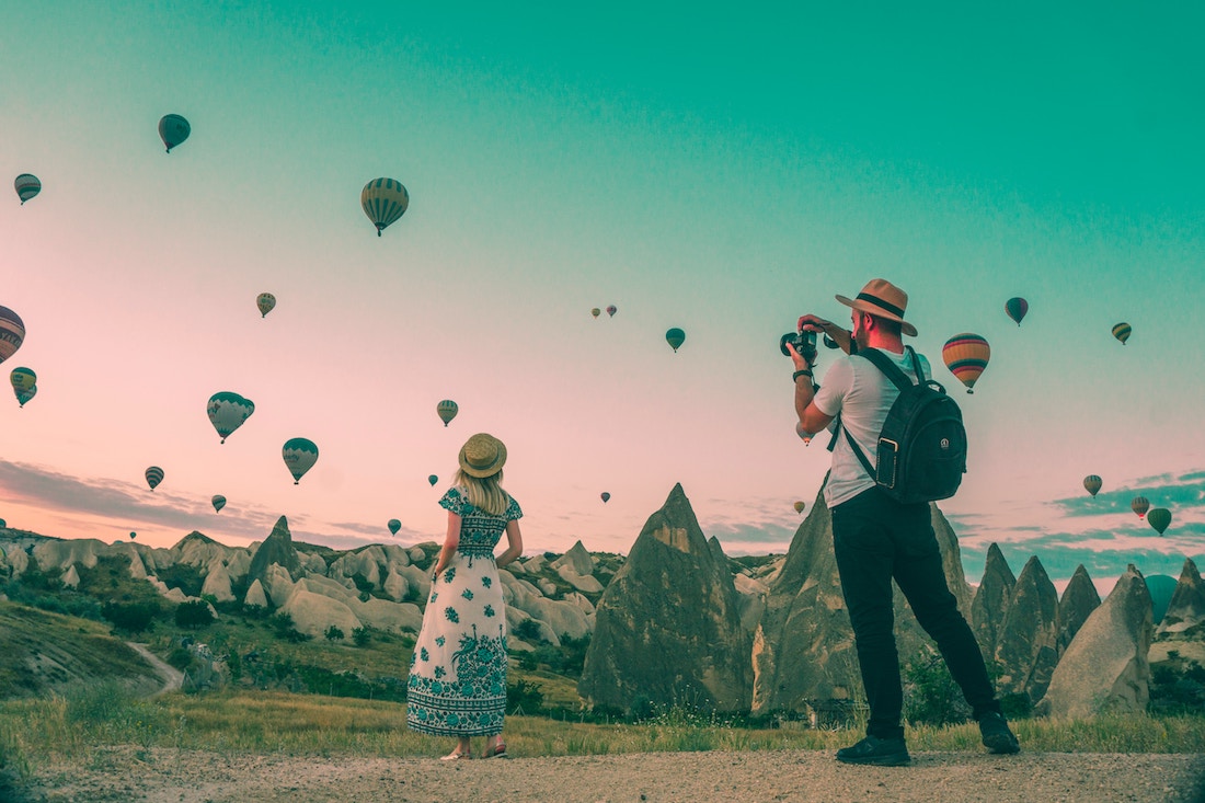 Fotografia di viaggio - Fotografo che immortala donna con mongolfiere