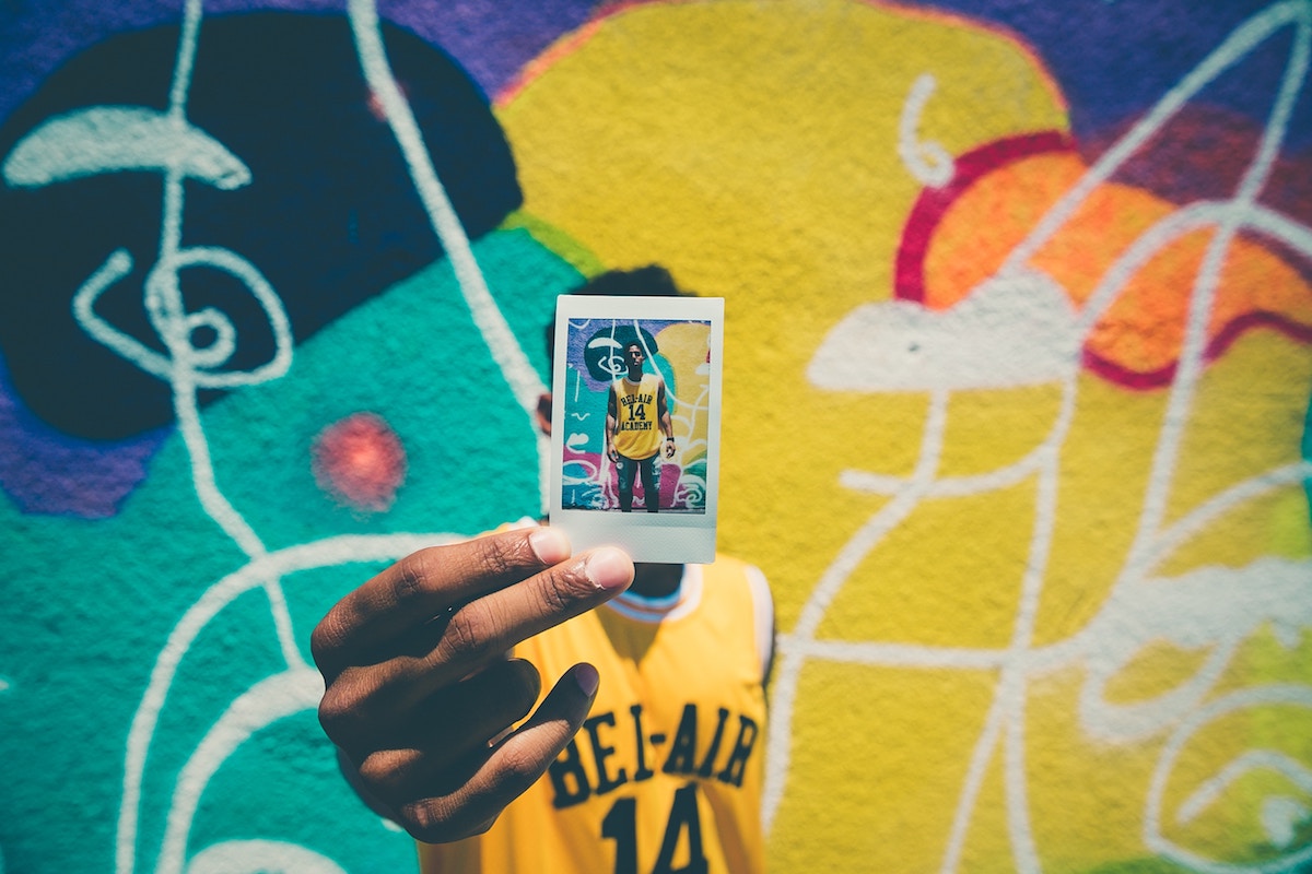 Fotografia di viaggio - Murales e selfie con Polaroid