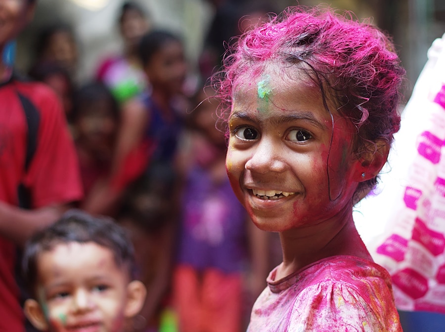 Holi Festival India - ritratto di bambina sorridente colorata di rosa