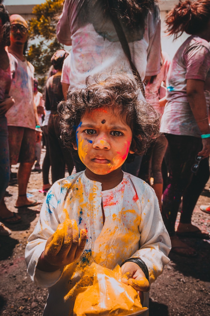 Holi Festival India - Ritratto di bambino macchiato di giallo