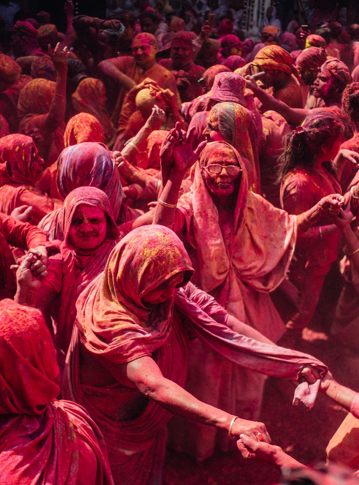 Holi Festival India - folla di persone colorate di rosso