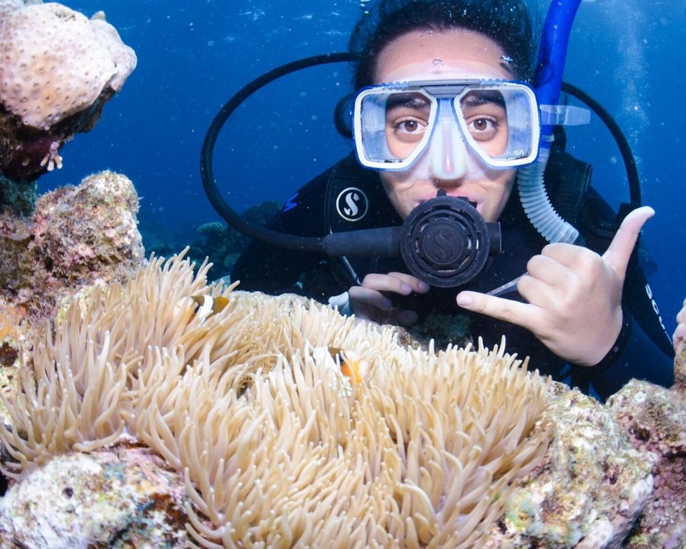 Ragazzo sott'acqua nella barriera corallina