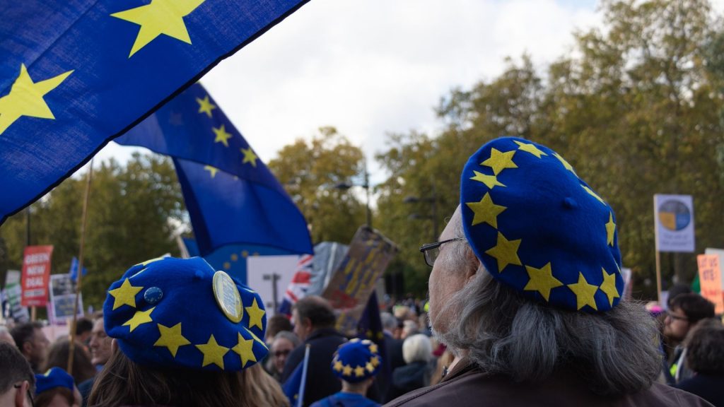 Manifestazione con bandiere europee in Gran Bretagna