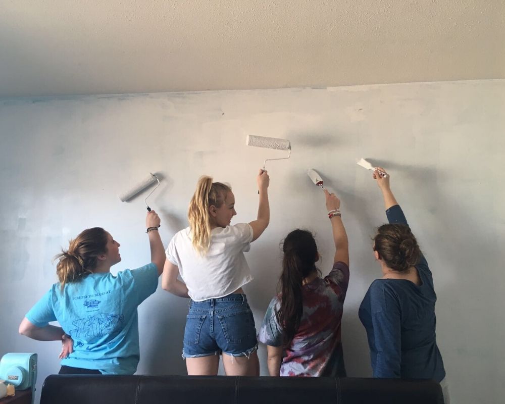 Ragazze dipingono parete