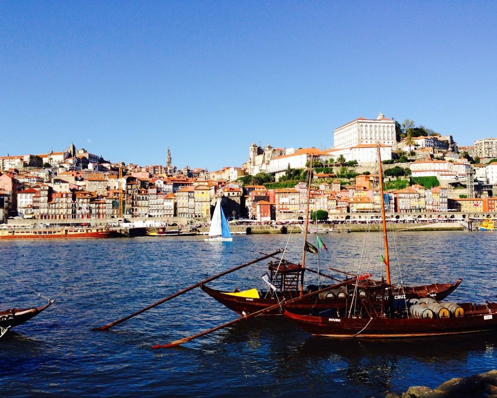Panorama di una città portoghese vista dall'oceano