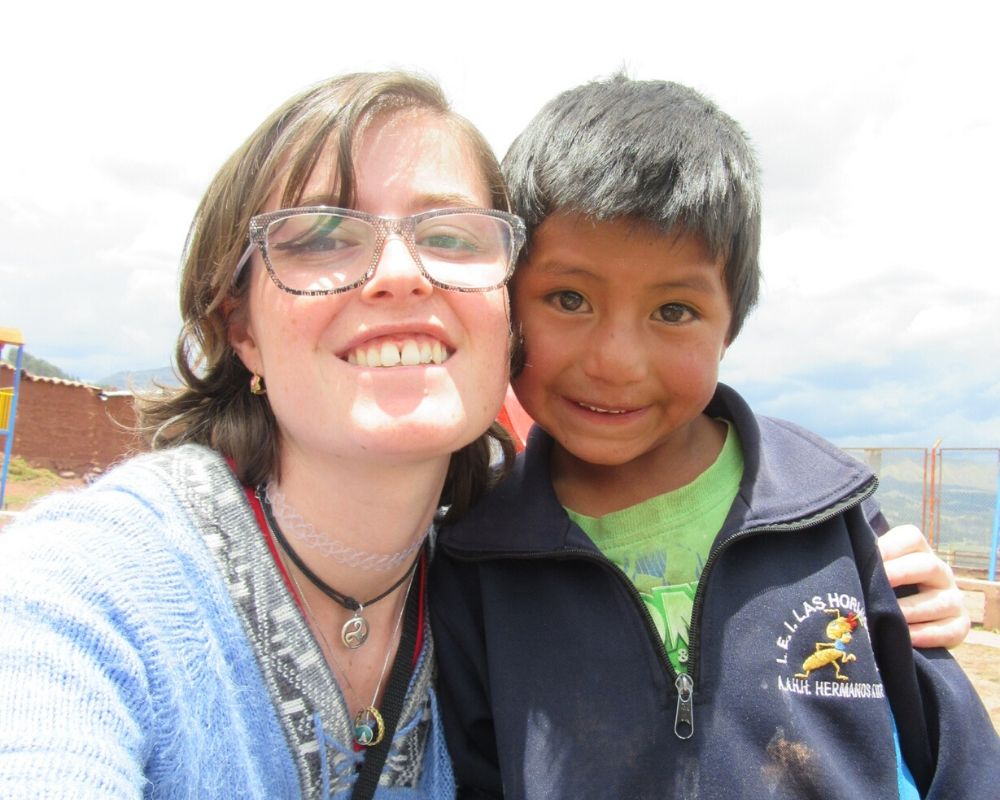 Ragazza italiana con bambino in Perù durante un progetto solidale per conoscere meglio se stessa e le sue passioni