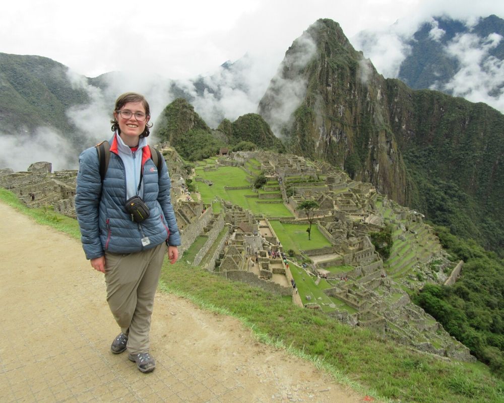 Ragazza in posa di fronte a Machu Picchu in viaggio per conoscere se stessa