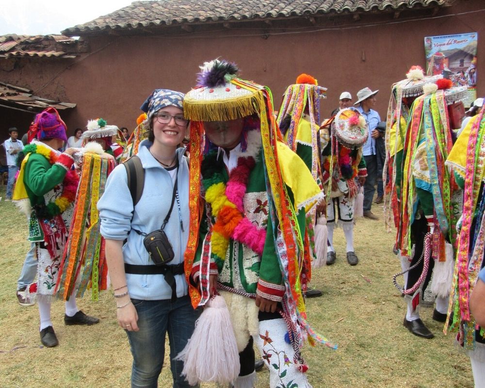 Per conoscere se stessa e le sue passioni una ragazza italiana partecipa alle festività locali e a un progetto di volontariato in Perù