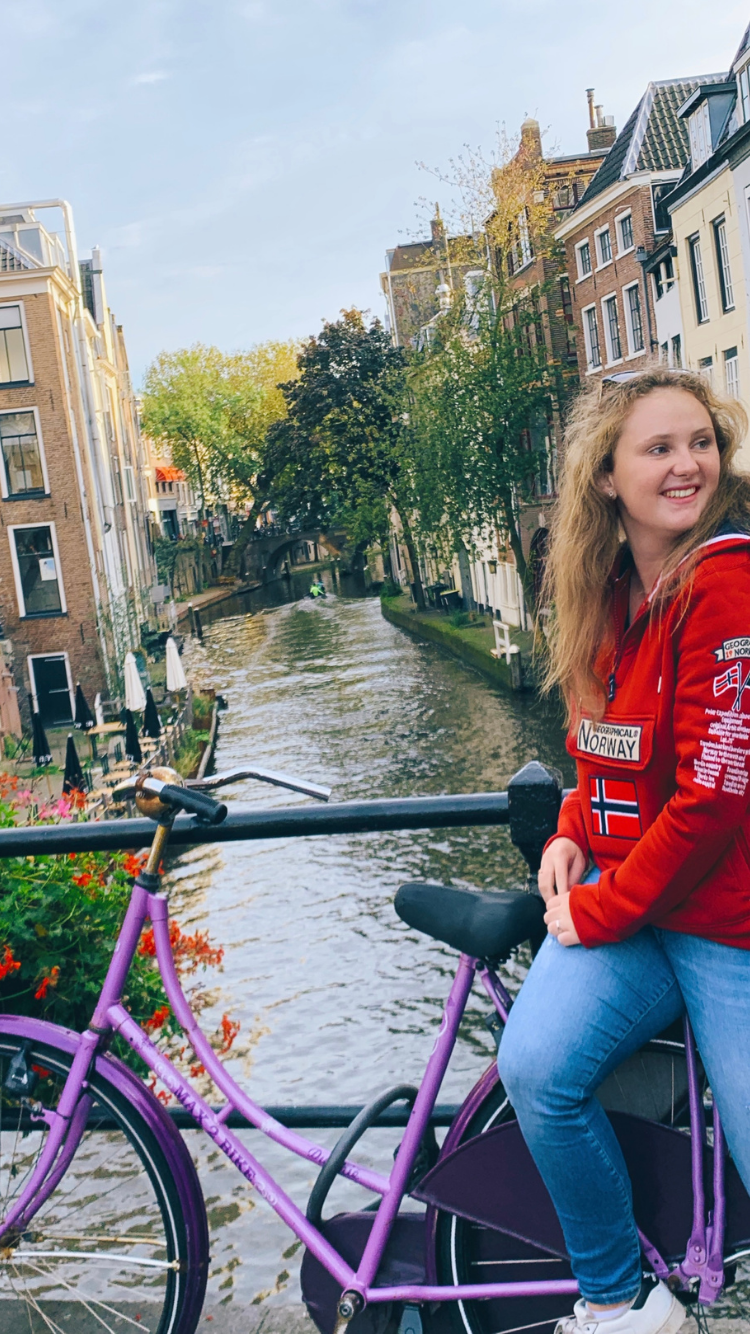 Studentessa olandese con bicicletta