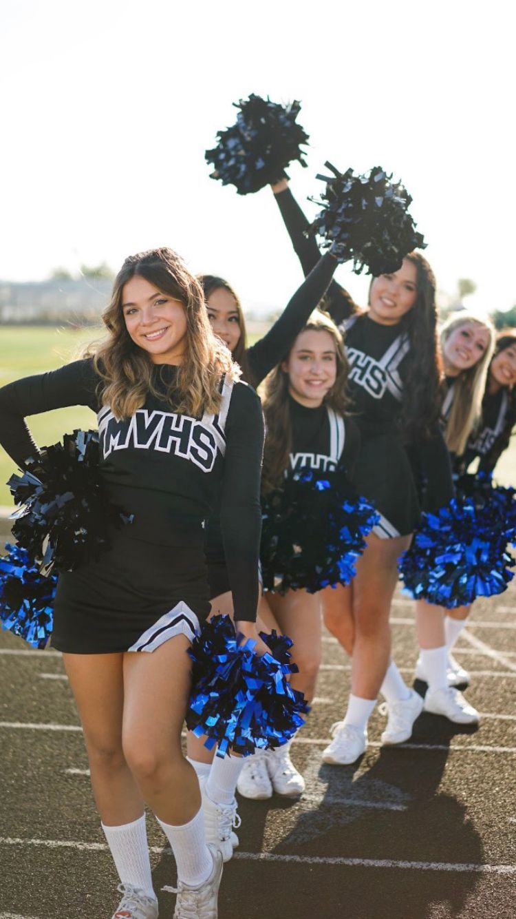Ragazze vestite da cheerleader sul campo da football della scuola americana