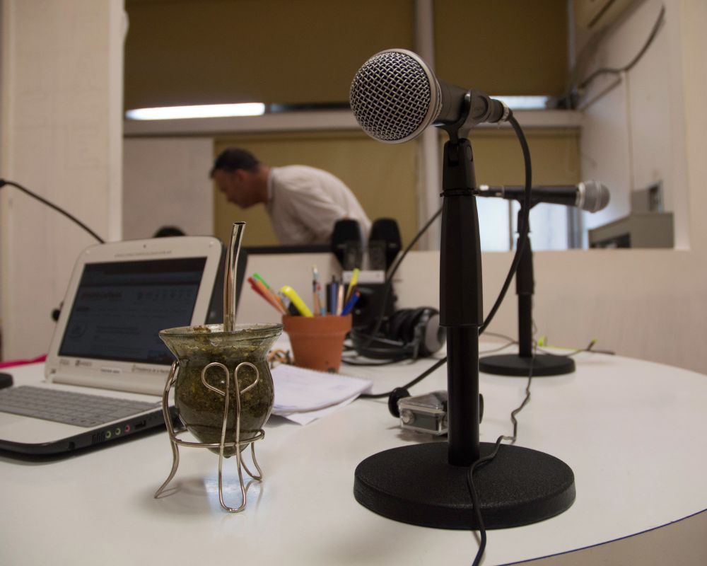 Tavolo con microfono e computer, aula di registrazione radio in una scuola argentina
