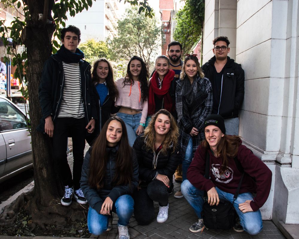 Gruppo di ragazzi e ragazze in Argentina durante l'anno all'estero, in posa sorridenti