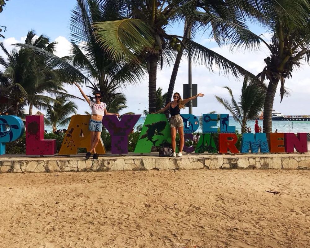 Due ragazze all’ingresso a Playa del Carmen, la lunghissima spiaggia di sabbia bianca di Cancun, una delle città più conosciute del Messico