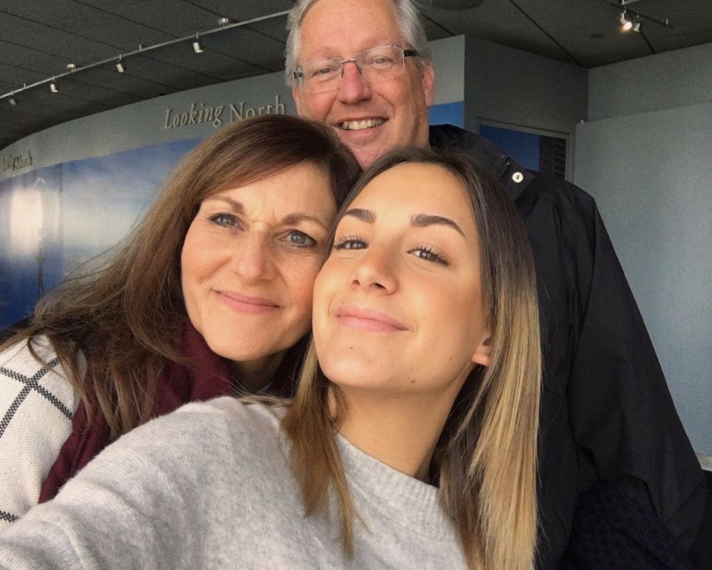 Mamma, papà e figlia in aeroporto pronti alla partenza