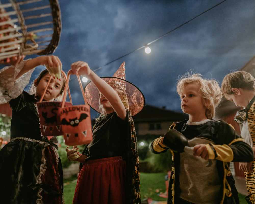 Bambini fanno Dolcetto o Scherzetto ad Halloween in America