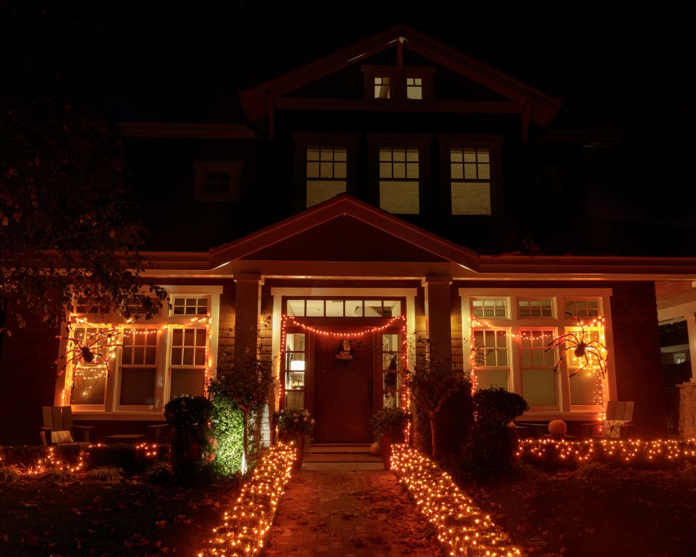 Casa con luci arancioni per festeggiare Halloween