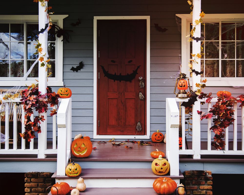 Portico con zucche e foglie per festeggiare Halloween in America