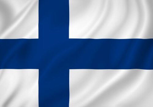 Bandiera finlandese, con pieghe leggere, con sfondo bianco e croce blu decentrata a sinistra