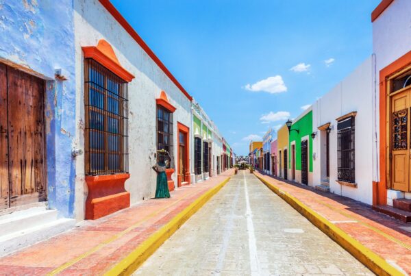 La foto di copertina dell’articolo sulle 15 curiosità del Messico rappresenta una tipica strada messicana con abitazioni basse variopinte