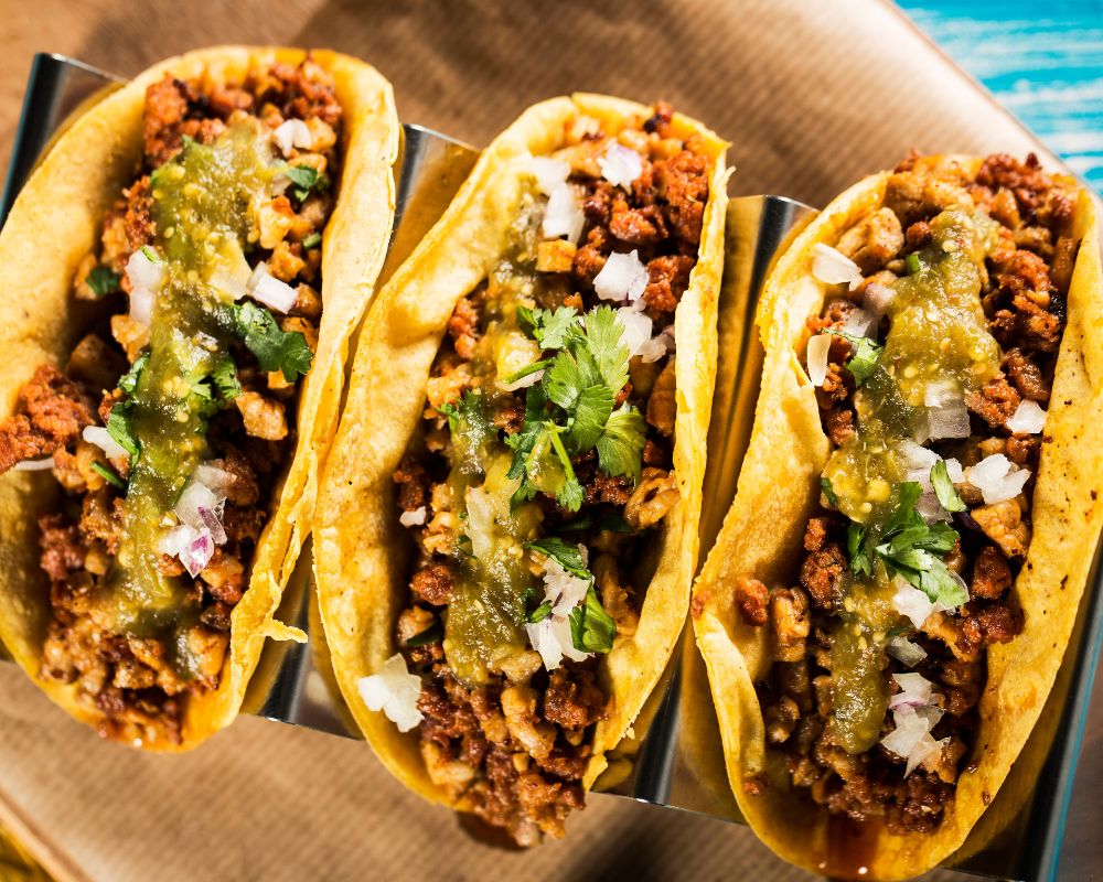 Alcuni tacos di carne in un vassoio, una curiosità del Messico e della sua tradizione gastronomica assolutamente da provare