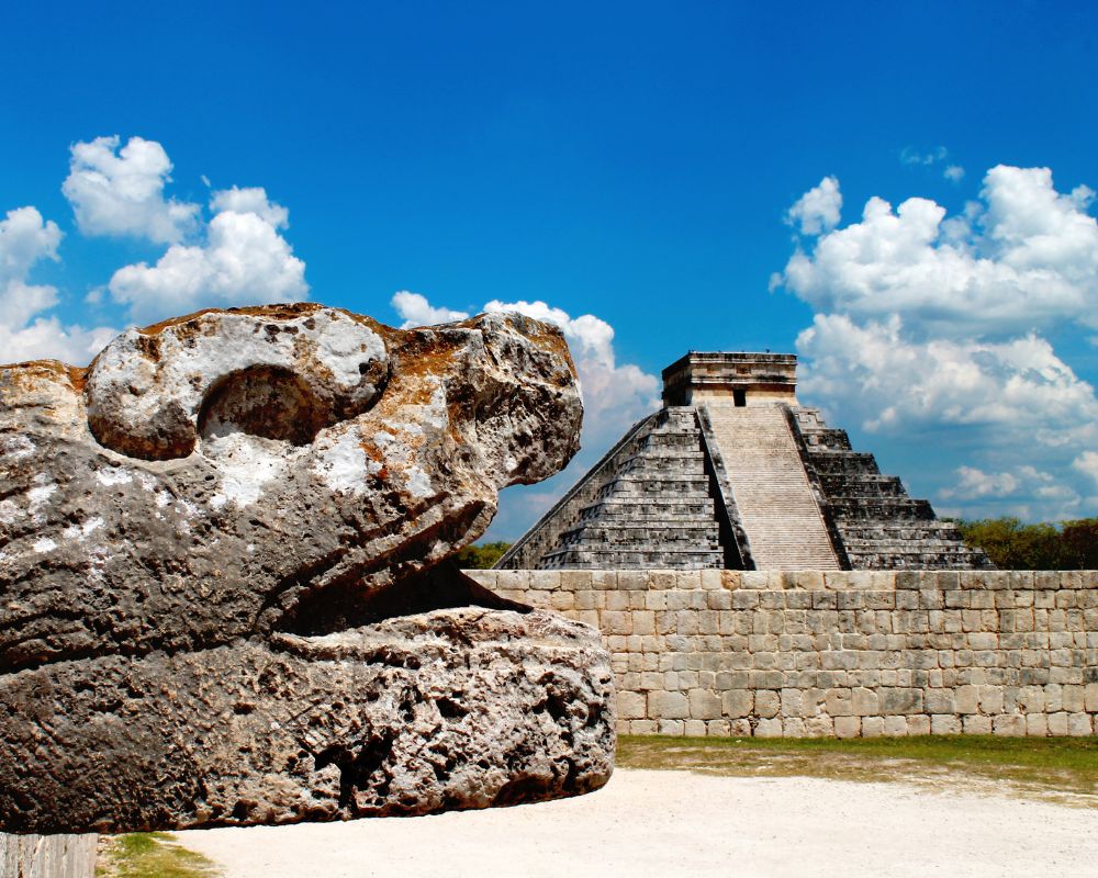 Tra le maggiori curiosità del Messico c’è la “discesa del serpente” che si verifica durante gli equinozi sul Tempio del Sole di Chichén Itzá