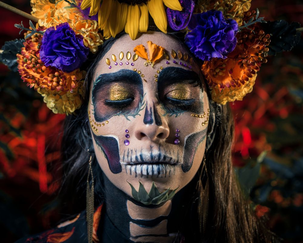 Una ragazza con maschera scheletrica dipinta in viso, una curiosità del Messico che si associa erroneamente ad Halloween