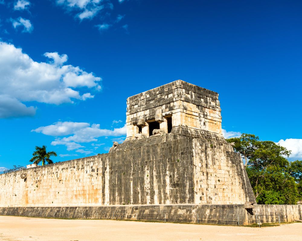 Tra le curiosità sul Messico c’è il campo della pelota a Chichén Itzá, uno dei più grandi e meglio conservati del periodo maya
