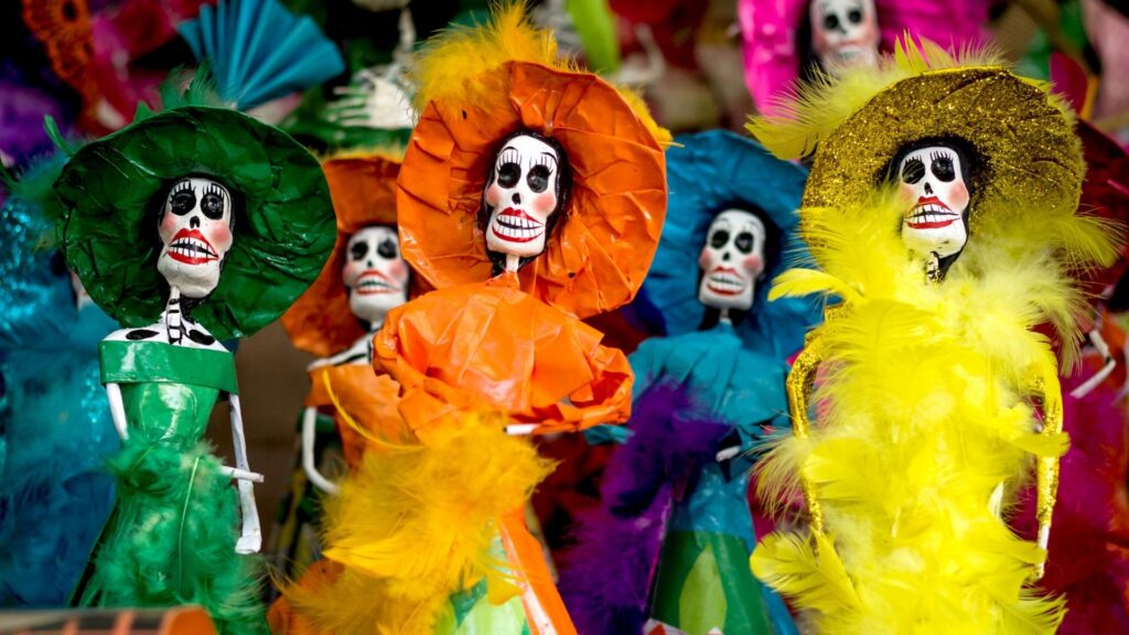 Statuette a forma di scheletro con abiti colorati realizzati in occasione del Giorno dei Morti in Messico