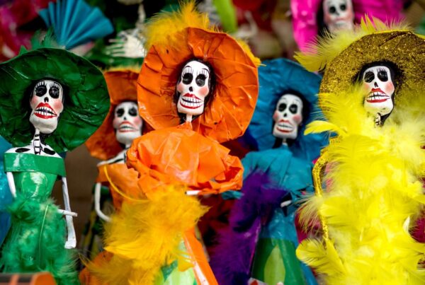 Statuette a forma di scheletro con abiti colorati realizzati in occasione del Giorno dei Morti in Messico