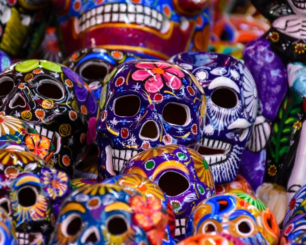 Teschi viola abbelliti con motivi floreali variopinti realizzati per le celebrazioni del Giorno dei Morti in Messico