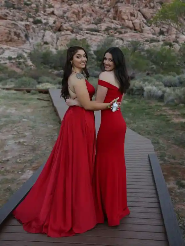 Amiche in abito rosso per il prom