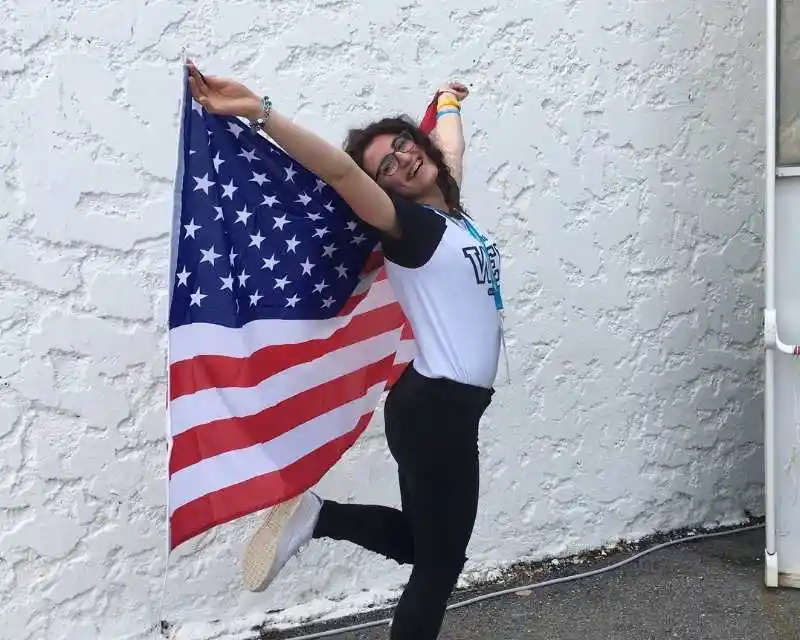 Ragazza con bandiera americana