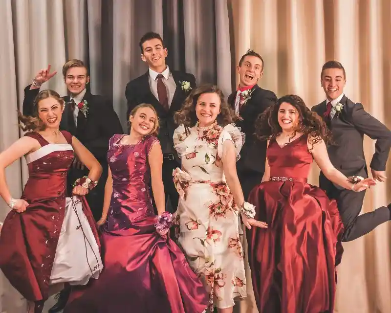 Ragazze e ragazzi al prom in high school americana