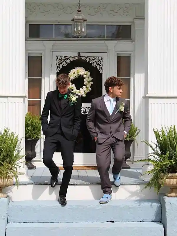 Due ragazzi vanno al prom della loro high school